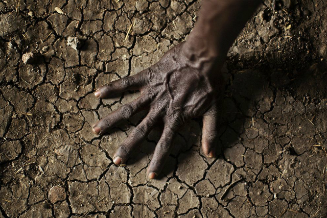 Иссушенная почва Южного Судана (фото Press Association via AP). 