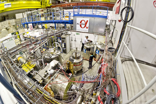 Эксперимент ALPHA в CERN в прошлом году помог определить, сколько времени движется антиводород до края магнитной ловушки после её отключения. Различий с поведением атома водородом обнаружено не было (фото CERN).