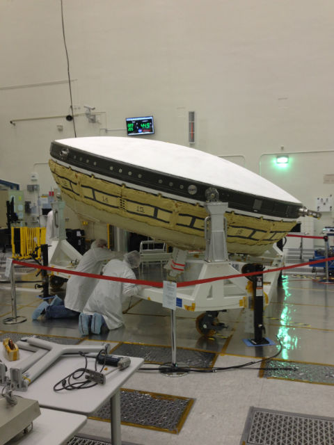 Подготовка прототипа LDSD в Лаборатории реактивного движения НАСА (фото NASA).