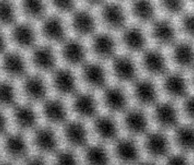 Лист полученного в блендере графена под сканирующим электронным микроскопом. Видно, что структура практически идеальная (фото CRANN/SuperSTEM).