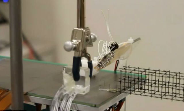 Микророботы соорудили башню из углеродных стерженьков длиной 30 сантиметров, которая выдержала груз весом один килограмм (фото SRI International).