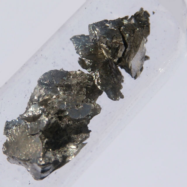 Празеодим, редкоземельный элемент, ионы которого легли в основу новой квантовой системы (фото Wikimedia Commons). 