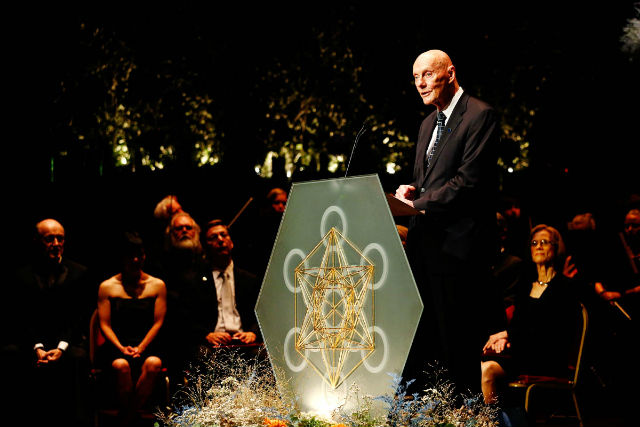 Фред Кавли, вручающий свои премии, на торжественной церемонии в 2012 году (фото Scanpix). 