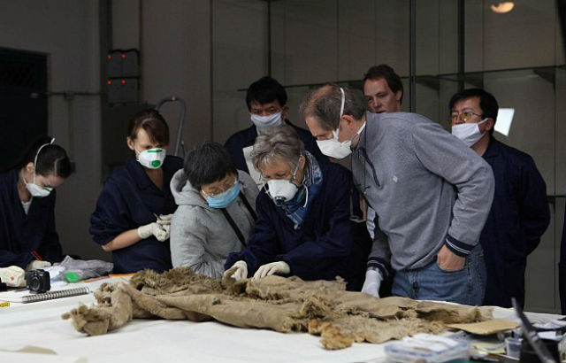 Группа немецких археологов изучают свою находку (фото Mayke Wagner, German Archaeological Institute). 