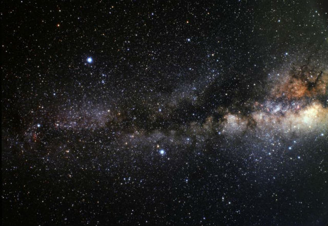 Звезда-матрёшка HV 2112 была обнаружена на просторах Малого Магелланова Облака (фото A. Fujii). 