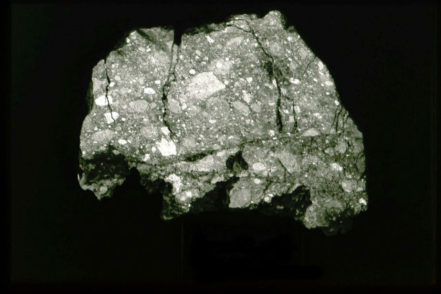 Осколок исследованного лунного метеорита (фото Addi Bischoff, Westfälische Wilhelms-Universität Münster). 