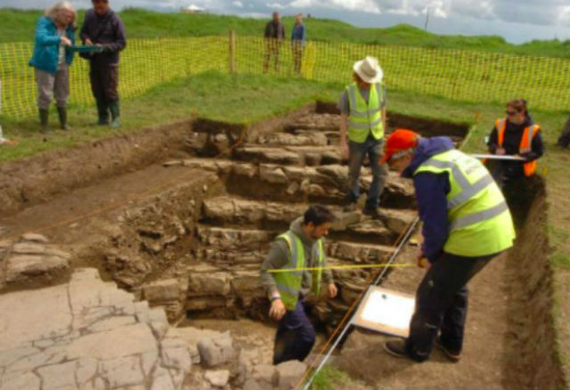 Во время раскопок было обнаружено целое каменное ритуальное кладбище (фото Excavations at Tlachtga). 