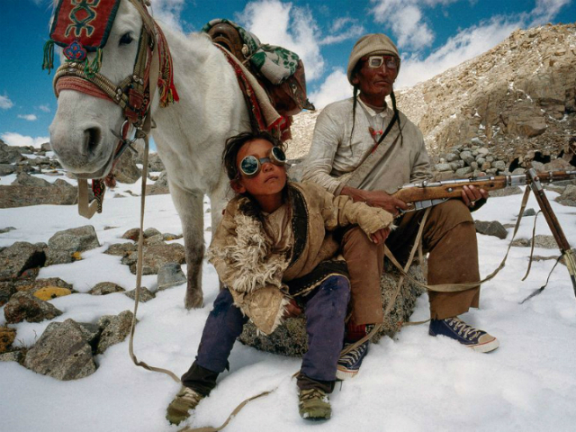 Отец и сын, жители Тибета, поднимаются на гору Кайлас (фото Lynn Johnson). 