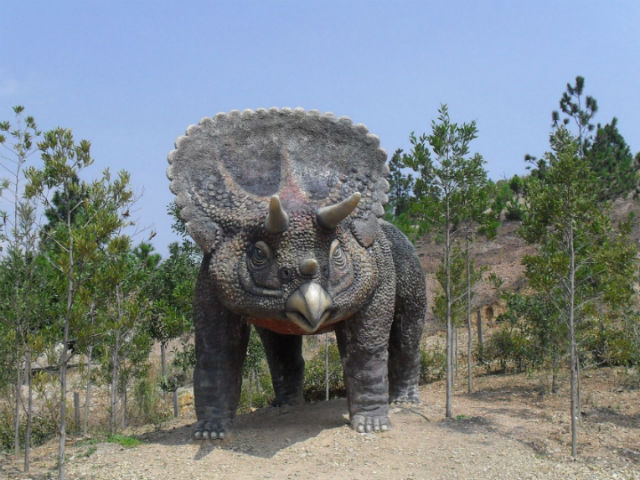 Истинной причиной вымирания динозавров действительно было падение метеорита, но ему предшествовали и другие важные обстоятельства (иллюстрация Wikimedia Commons). 