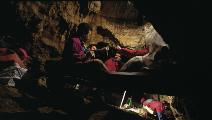 Исследователи работают в пещере (фото Javier Trueba/Madrid Scientific Films).