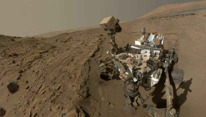 Этот комбинированный снимок был создан из "автопортретов" ровера, сделанных в апреле и мае 2014 года на месте бурения Windjana (фото NASA/JPL-Caltech/MSSS).