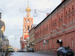 Колокольня высоко Петровского монастыря