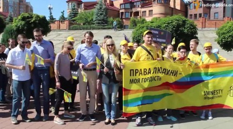 На гей-параде в Киеве милиционеру перебили артерию ножом