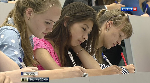 Девушки штурмуют военные вузы России